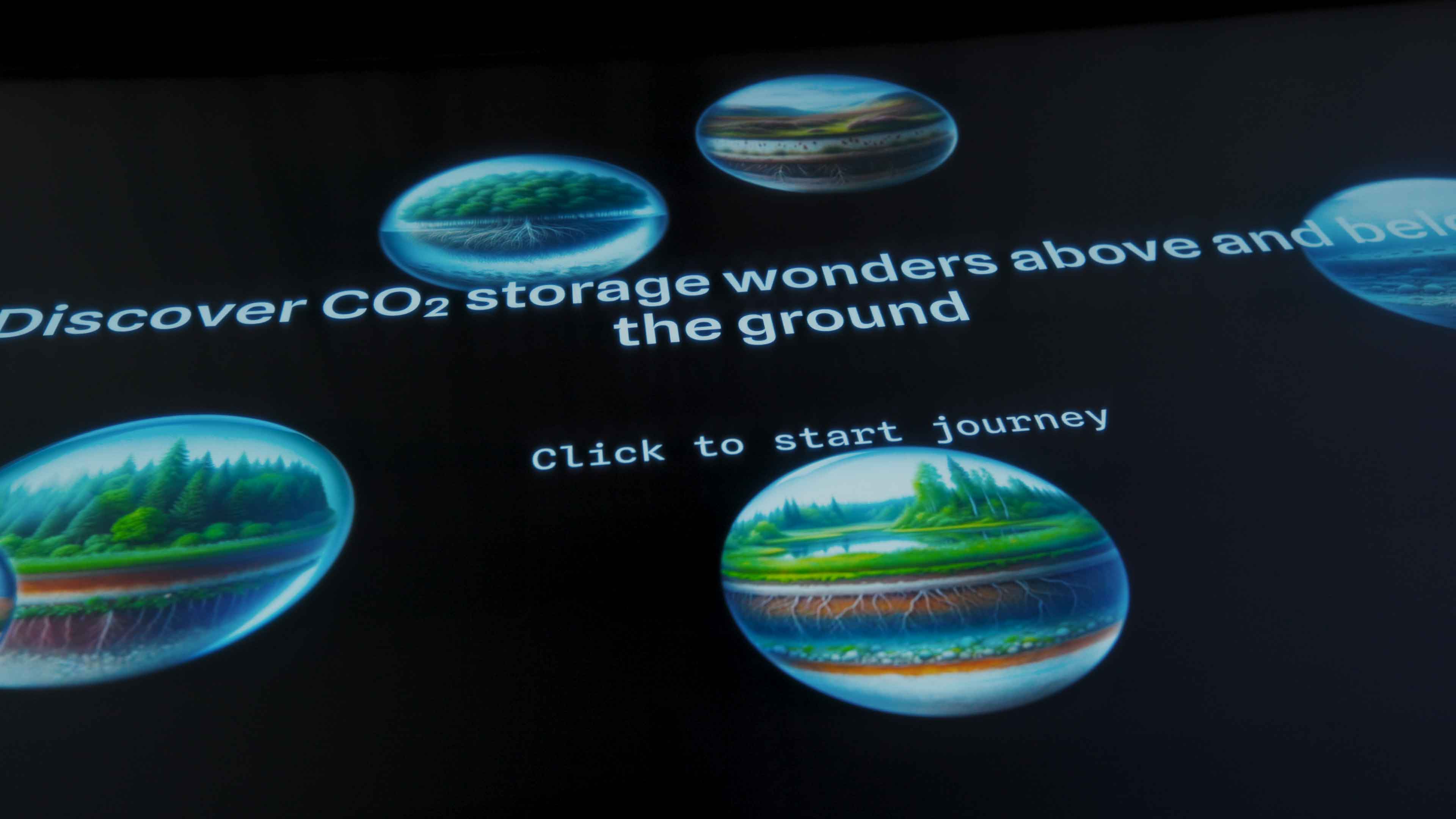 Interaktiver Touch-Tisch zur Visualisierung der CO₂-Speicherkapazitäten verschiedener Lebensräume, entwickelt von Cyril Keller