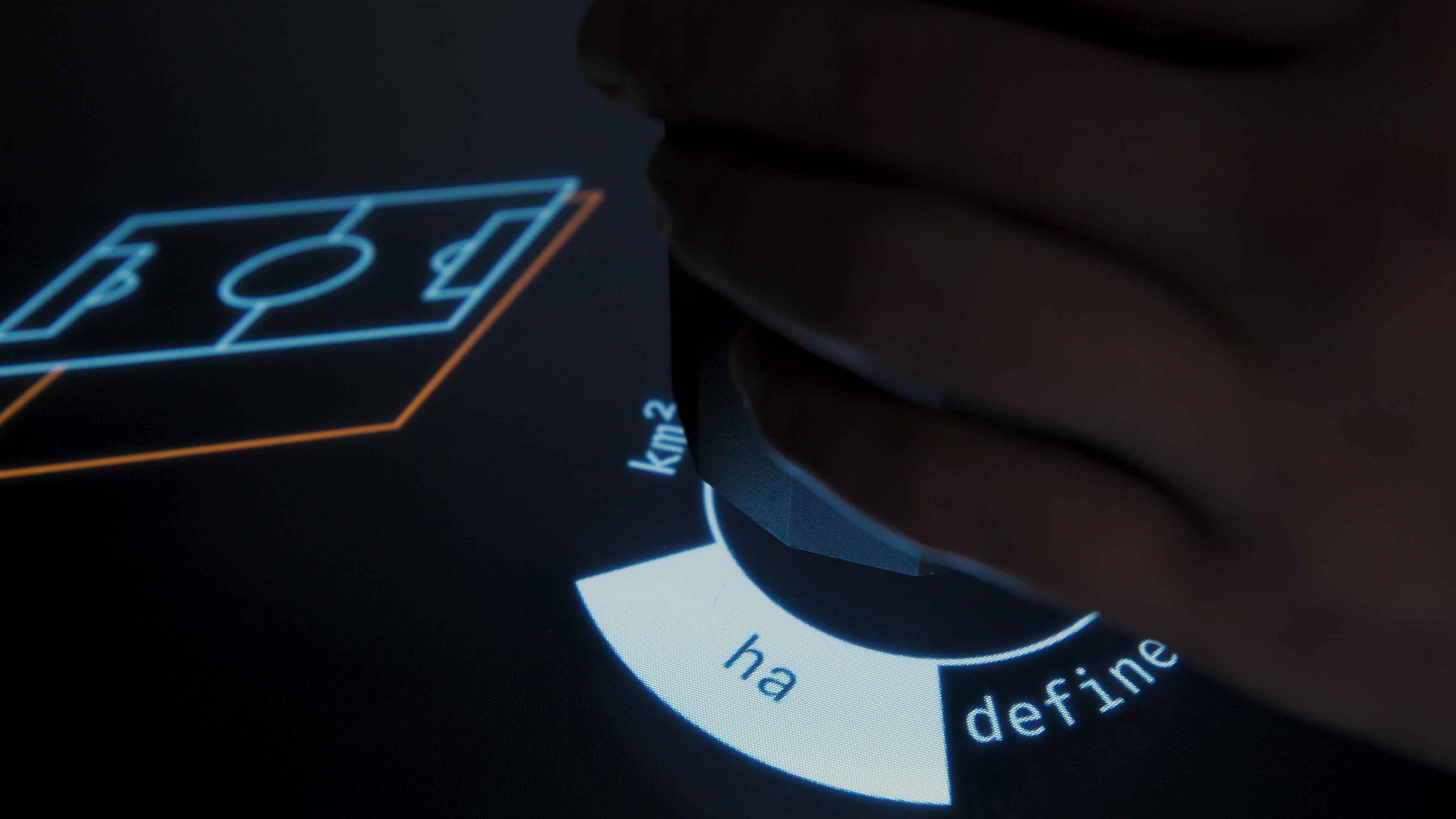 Interaktiver Touch-Tisch zur Visualisierung der CO₂-Speicherkapazitäten verschiedener Lebensräume, entwickelt von Cyril Keller